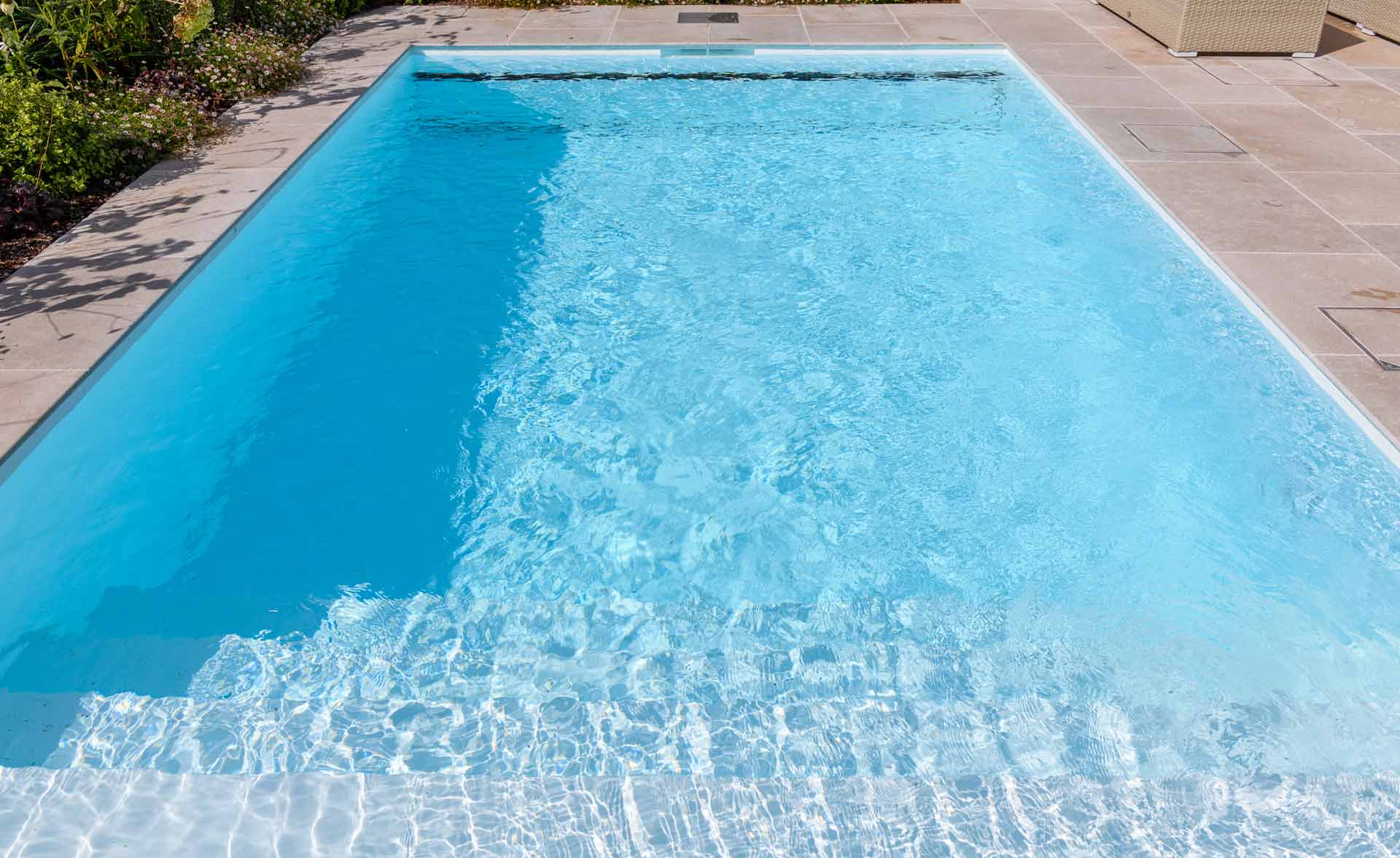 66fcf3160b6994070eb29b3f_66fcf311e3ccbd757dc42c3b_continuous-steps-outdoor-swimming-pool-htp-group